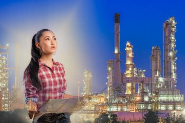 Genç mimarlar projesi modern işyerinde yeni bir proje üzerinde çalışıyor, genç ve güzel bir mimar kadın işyerinde çalışıyor..