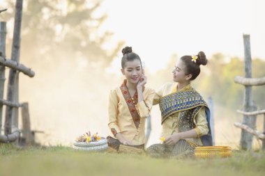 Güzel Laos Kadınları geleneksel Laos kıyafeti giyiyor, Asyalı kız geleneksel Laos kültürü giyiyor, klasik tarz, geleneksel Laos kıyafeti.
