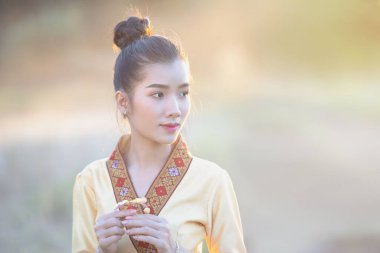 Güzel Laos Kadınları geleneksel Laos kıyafeti giyiyor, Asyalı kız geleneksel Laos kültürü giyiyor, klasik tarz, geleneksel Laos kıyafeti.