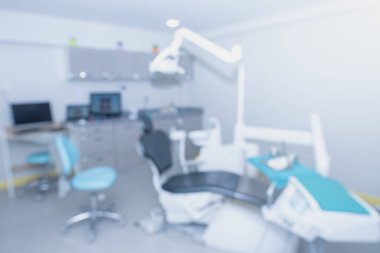 Diş hekiminin bulanık görüntüsü, tıbbi geçmiş. Diş hekimi bir hastanın dişlerini muayene ediyor. Diş sağlığı kliniğinde diş tedavisi kavramı.