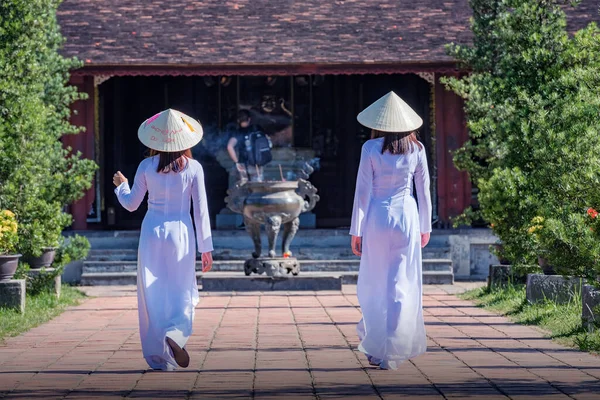 Dai Känd Traditionell Dräkt För Kvinna Vietnam — Stockfoto