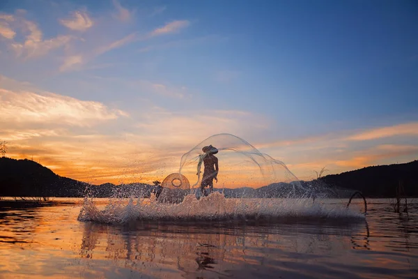 Рыбаки Рыбачат Ранним Утром Золотом Свете Рыбаки Рыбачат Реке Таиланде — стоковое фото