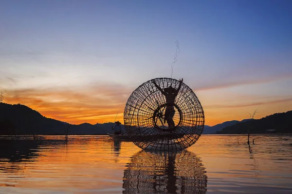 Рыбаки Рыбачат Ранним Утром Золотом Свете Рыбаки Рыбачат Реке Таиланде — стоковое фото