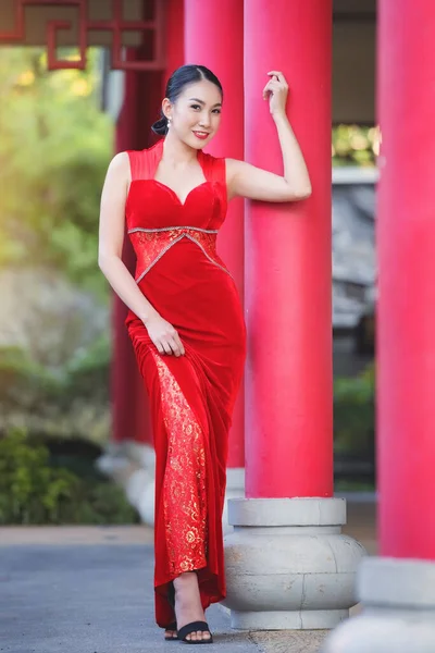 Asiatisk Kvinna Med Kinesisk Traditionell Klänning Kinesisk Nyår Koncept — Stockfoto