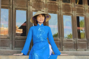 Klasik tarzı olan güzel bir kadın, geleneksel Vietnam kültürü olan güzel bir kadın, Hoi an, Vietnam 'ın Hayatı. 