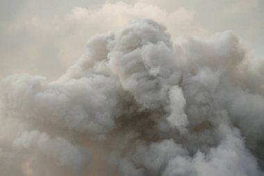 Şiddetli yangınlardan yükselen yoğun beyaz duman, duman arka planı, kıvrık beyaz duman arka planı.