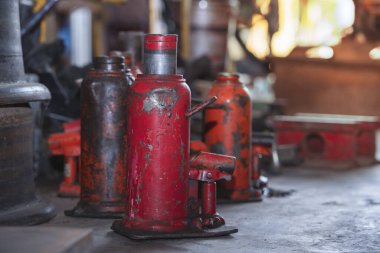 Otomobil garajında araba tamirciliği ve araç tamirciliği. Otomobil tamircisi garajda çalışıyor. Tamir hizmeti, Otomobil Tamiratı Otomotiv Servis Merkezi. 