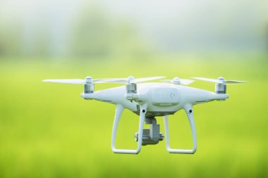 İnsansız hava aracı dijital kamerayla uçuyor, uçan kamera fotoğraf çekiyor, profesyonel kamerayla çekim yapıyor, sisli dağların resmini çekiyor, elektrikli uçak gökyüzünde uçuyor..