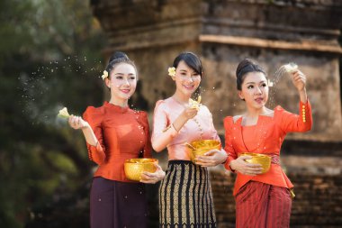 Songkran festivalinde su sıçratan Taylandlı kızlar, yetişkinlerin su kutsama töreni, Songkran festivalinde Buda heykeli su töreni, Tayland geleneksel.