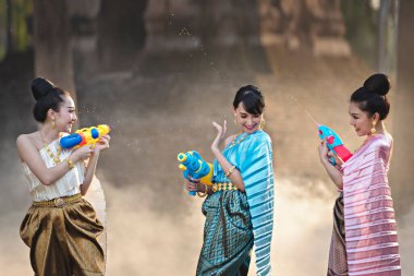 Songkran festivalinde su sıçratan Taylandlı kızlar, yetişkinlerin su kutsama töreni, Songkran festivalinde Buda heykeli su töreni, Tayland geleneksel.