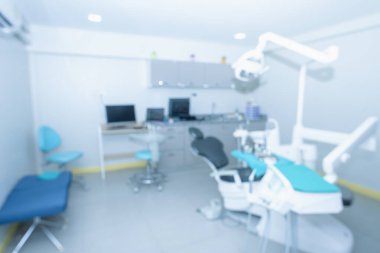 Diş hekiminin bulanık görüntüsü, tıbbi geçmiş. Diş hekimi bir hastanın dişlerini muayene ediyor. Diş sağlığı kliniğinde diş tedavisi kavramı.