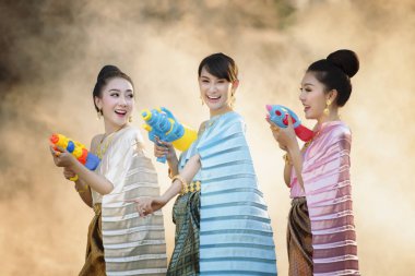 Songkran festivalinde su sıçratan Taylandlı kızlar, yetişkinlerin su kutsama töreni, Songkran festivalinde Buda heykeli su töreni, Tayland geleneksel.