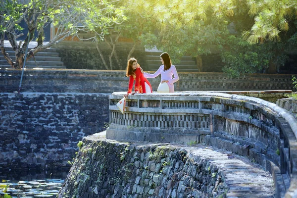 Hermosa Mujer Con Estilo Vintage Hermosa Mujer Con Cultura Vietnamita — Foto de Stock