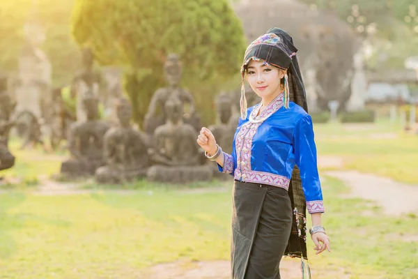 漂亮的老挝女孩 穿着老挝服装 亚洲女人穿着老挝传统文化 老式服装 老挝传统服装 老挝老式服装 老挝服装 老挝传统服装 — 图库照片