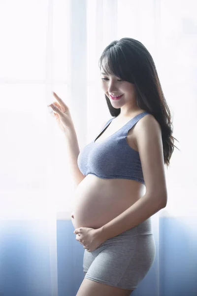Mladá Těhotná Asijská Žena Drží Ruce Svém Oteklém Břiše Láska — Stock fotografie
