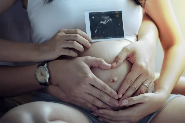 Mladý Těhotná Asijské Žena Drží Ruce Její Oteklé Břicho Láska — Stock fotografie