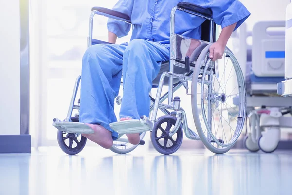 Cadeiras Rodas Hospital Paciente Está Sentado Uma Cadeira Rodas Ele — Fotografia de Stock