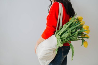 Bahar çiçekleri olan kadın.