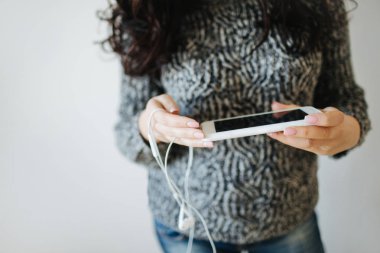 Koyu saçlı kadın cep telefonu kullanıyor..