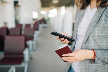 Akıllı telefon ve pasaport ile havaalanında Kız