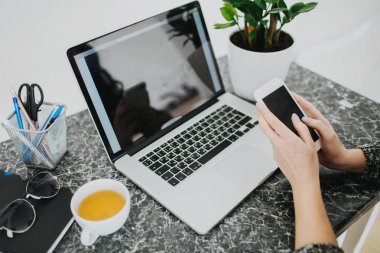 Kadın laptopuyla evden uyandı..