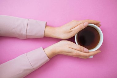 Kahve bardağı ve kadın elleri ile Flatlay.