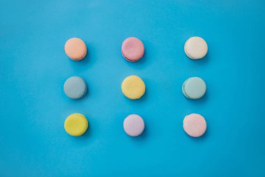 Mavi arka plandaki macaroons. Üstte görüntü.