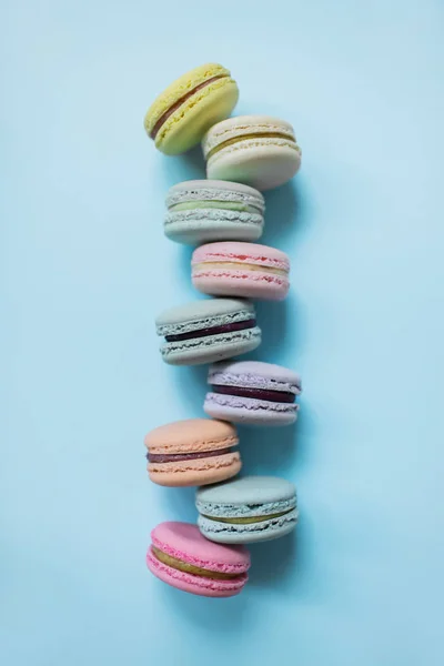 Yukarıdan pastel mavi arka plan üzerinde kek makarna veya makarna. Üstte görüntü.