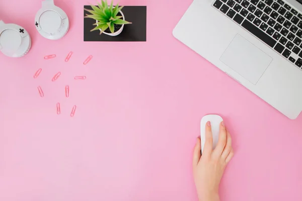 Pembe arka plan üzerinde kadın ofis masası ile Flatlay.