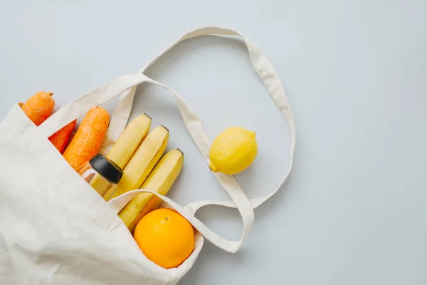 Verse groenten en fruit in een linnen boodschappentas. — Stockfoto