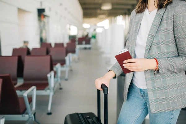 Bagaj ve pasaport ile havaalanında Kız