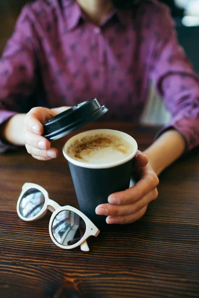 Manos femeninas sosteniendo una taza de café. —  Fotos de Stock