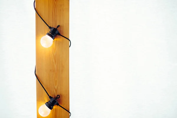 Light bulb on a wooden background. — Stock Photo, Image