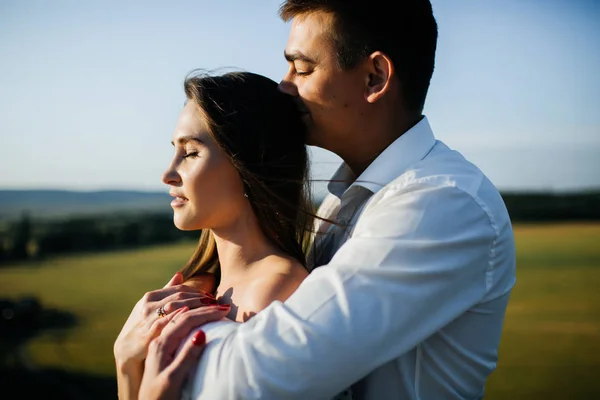 Foto de jovem casal amoroso abraçando . — Fotografia de Stock