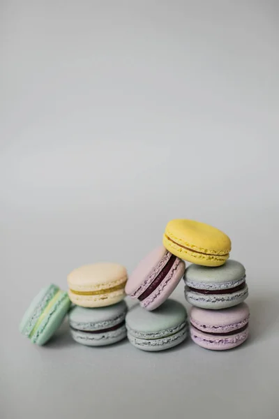 Galletas macaroon o macaron sobre fondo gris . —  Fotos de Stock