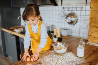 Küçük kadın şef mutfakta bir pasta pişirme.