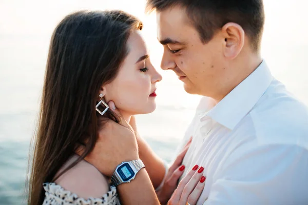 Fechar foto de jovem casal amoroso . — Fotografia de Stock