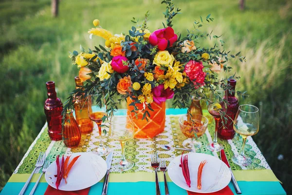 Bahçede masa ile güzel açık akşam yemeği.