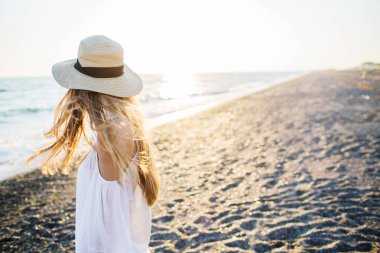 Plajda genç çekici uzun saçlı kız.