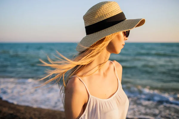 समुद्र तट पर युवा लड़की, लहरों को देख रही है . — स्टॉक फ़ोटो, इमेज