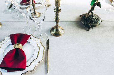 Güzel servis edilen yemek masasına genel bakış.