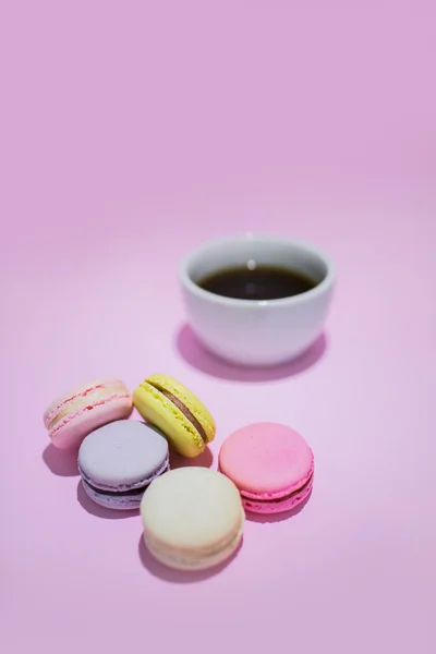 Galletas de colores macarrones o macarones sobre fondo rosa . —  Fotos de Stock