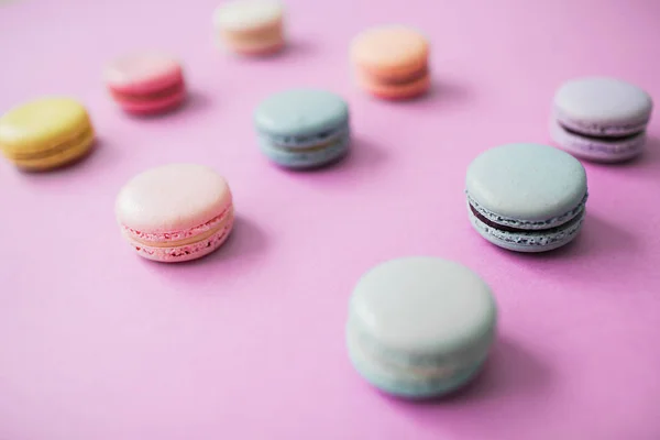 Galletas Macaron o macarrones sobre fondo rosa pastel . —  Fotos de Stock