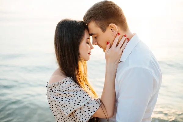 Foto de close-up de jovem casal amoroso . — Fotografia de Stock