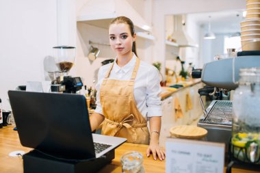 Bir kafenin tezgahında Kafkas kadın barista.
