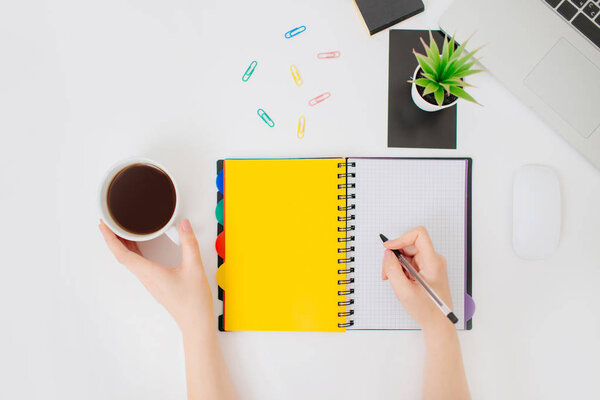 Платье с белым женским домашним офисным рабочим местом
.