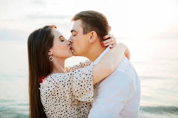 Foto de pareja joven besándose en el amor . — Foto de Stock