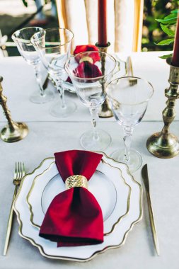 Güzel servis edilen bir yemek masasının üst görünümü.