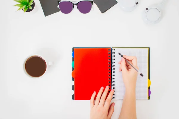 Kadın ev ofis çalışma alanı ile Flatlay.