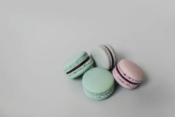 Overview of macaroon or macaron biscuits on grey background. — Stock Photo, Image